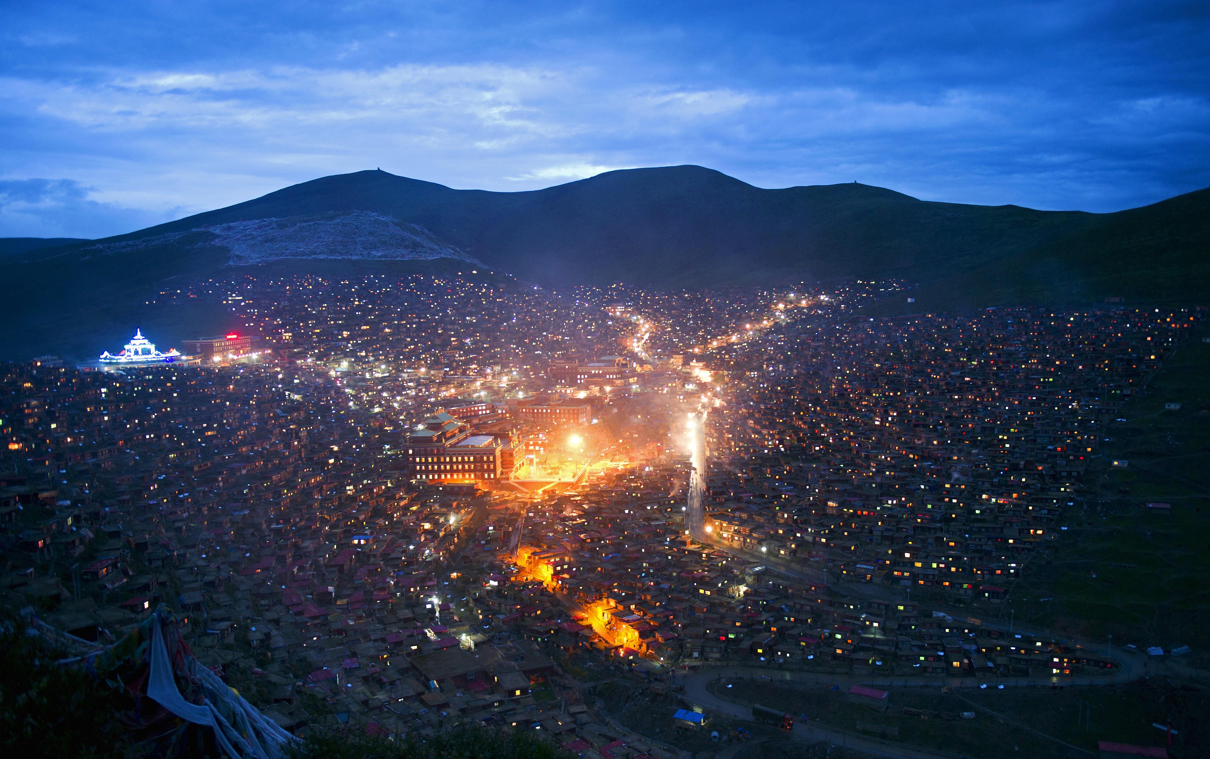 Larung_Gar_Buddhist_Academy_1.jpg