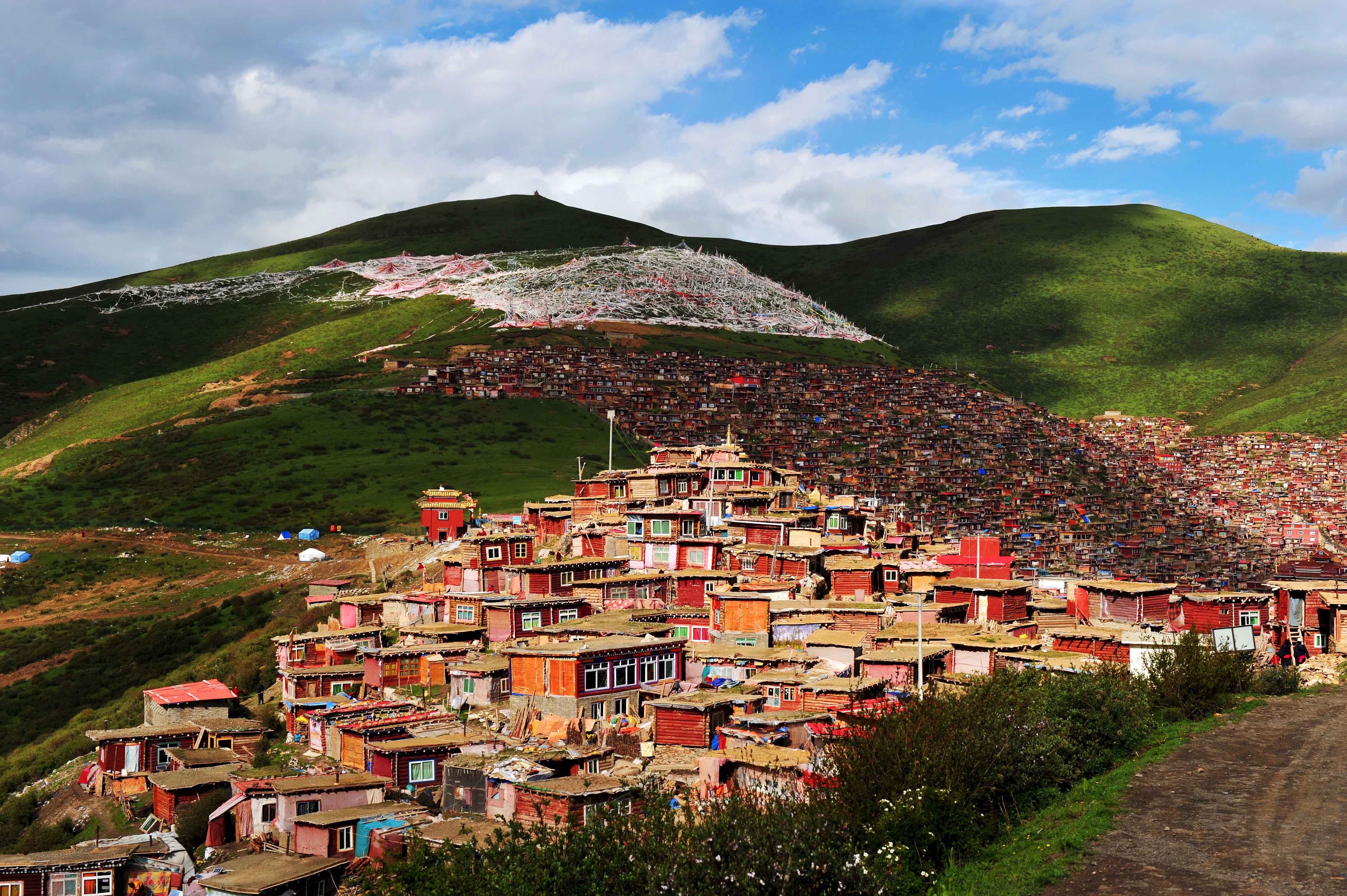 Larung_Gar_Buddhist_Academy_2.jpg