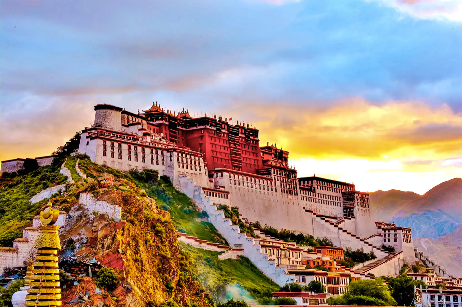 The-Potala-Palace-in-the-light-of-dawn