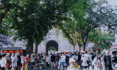 Xi'an's-bustling-loca-markets Xi'an's-bustling-loca-markets