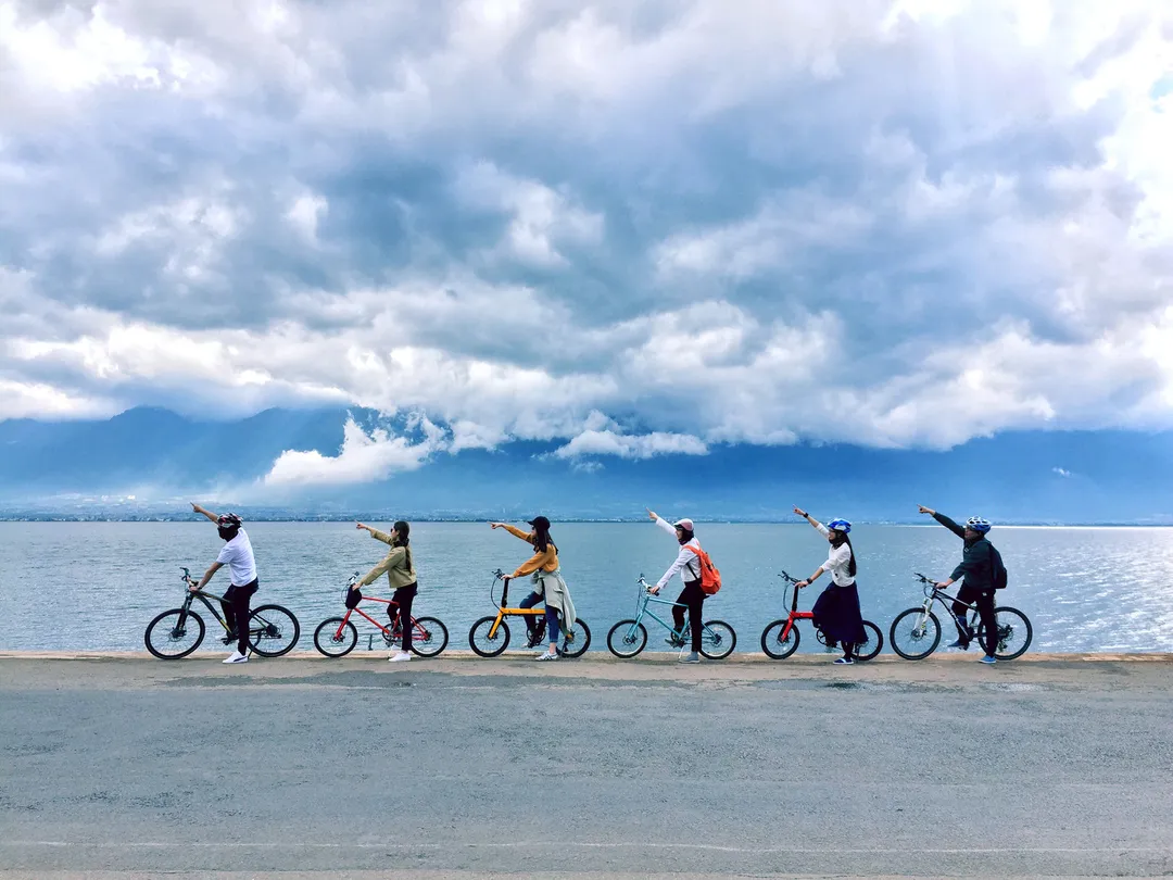 scenic-bike-ride-along-the-Erhai scenic-bike-ride-along-the-Erhai