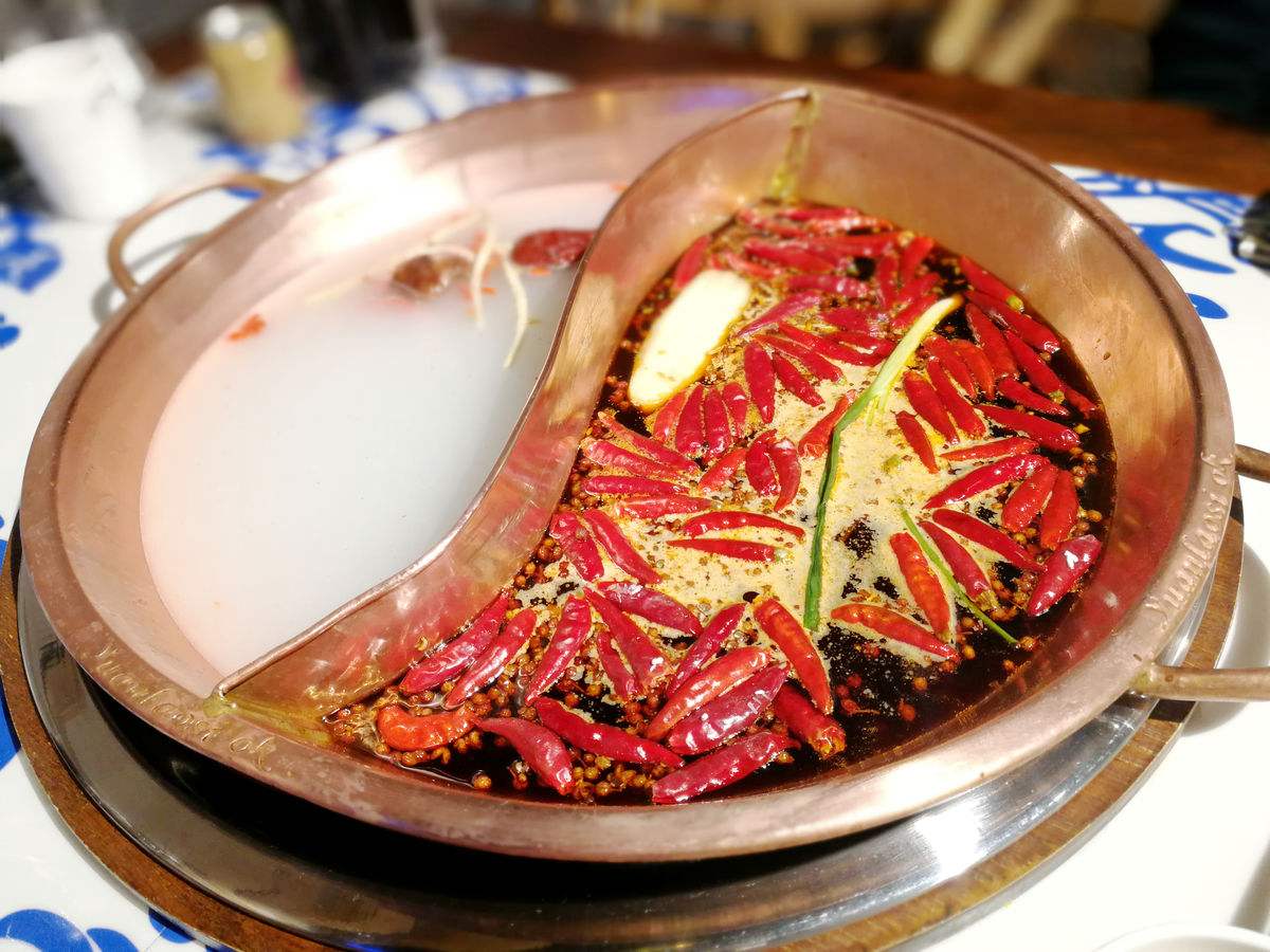 yin-yang-hotpot-02 yin-yang-hotpot-02