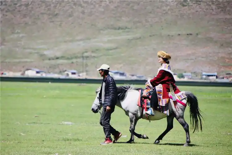Shangri-La-Horseback-Riding-01 Shangri-La-Horseback-Riding-01