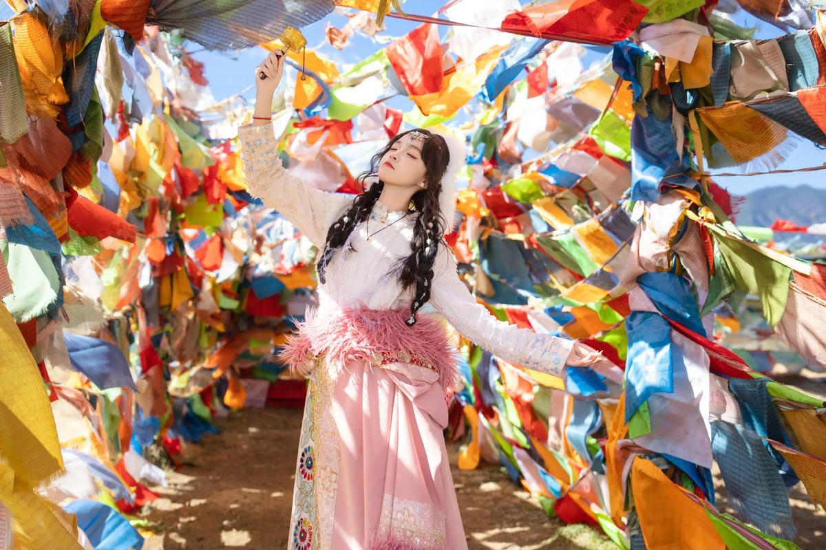 Lijiang-Tibetan-Costume-Photoshoot-Experience-1 Lijiang-Tibetan-Costume-Photoshoot-Experience-1